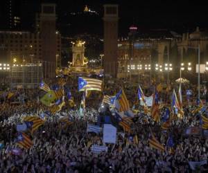 Desde 2012 los dirigentes catalanes reclaman un referéndum sobre la independencia de esta región, cuyos ciudadanos están divididos sobre la secesión pero apoyan ampliamente un escrutinio acordado con Madrid. (Foto: AFP/ El Heraldo Honduras, Noticias de Honduras)
