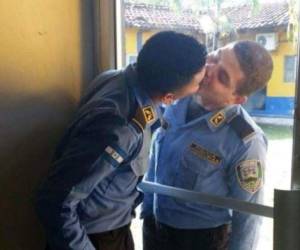 Esta es la imagen de los dos policías que se viralizó en redes sociales.