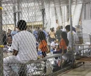 Esta foto de archivo del 17 de junio del 2018 proporcionada por la Oficina de Aduanas y Protección Fronteriza muestra a migrantes detenidos en un cuarto alambrado de un centro de detención en McAllen, Texas. (Oficina de Aduanas y Protección Fronteriza vía AP)