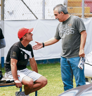 Merecido homenaje a extécnicos y exjugadores del Olimpia