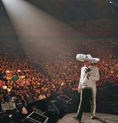 Su primer sueldo, sus empleos antes de la fama y sus trajes: lo que no sabías de Vicente Fernández