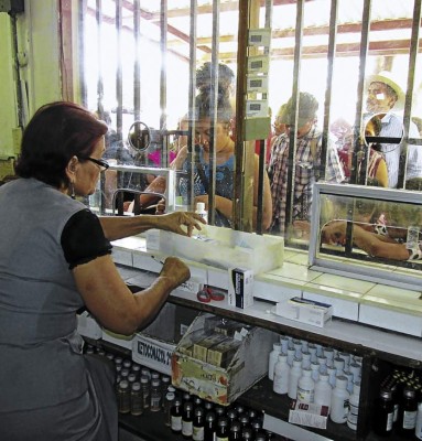 Encuentran medicinas vencidas en farmacia del Hospital del Sur