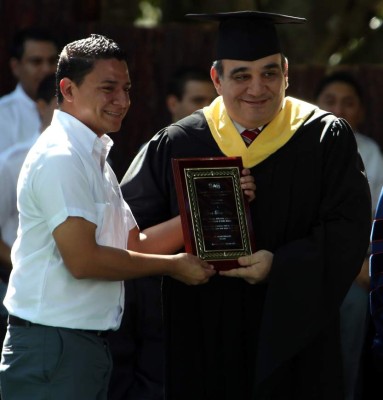 Juan René Cruz hizo del estudio la llave para salir de la pobreza