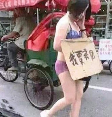 La exhibe por infiel