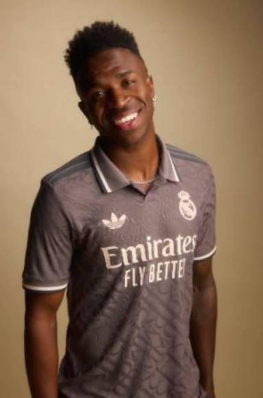 Real Madrid presenta su tercera equipación con Mbappé y una leyenda como protagonistas