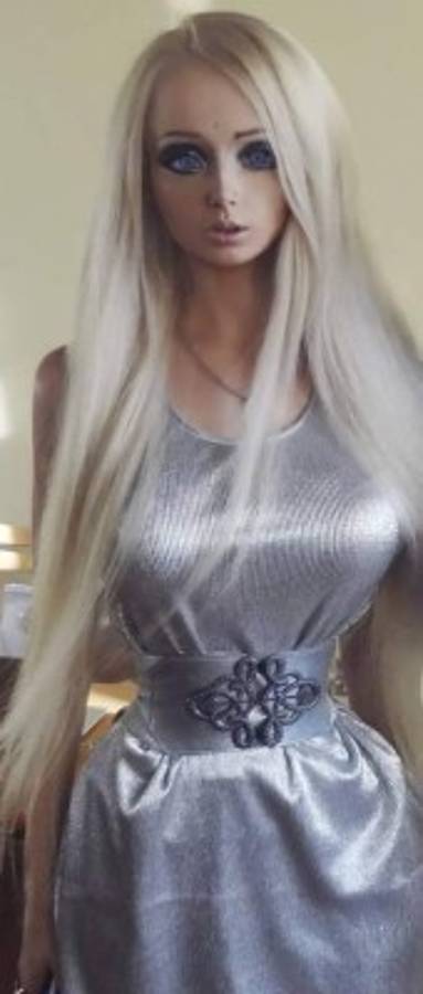 'Barbie humana' asusta a seguidores filmándose de forma extraña