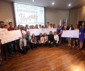 Los premios iban desde los 1,000 a 2,300 dólares, fondos que serán usados para la compra de materiales y herramientas de las microempresas. Foto: Johny Magallanes/EL HERALDO.