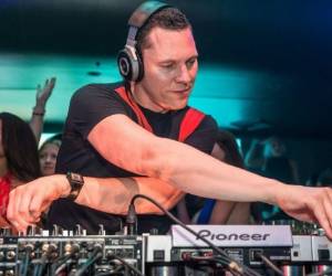 Tiësto fue nombrado como DJ número uno del mundo en tres ocasiones consecutivas por la revista DJ Magazine y en 2011 como el mejor deejay de todos los tiempos por Mixmag Magazine.