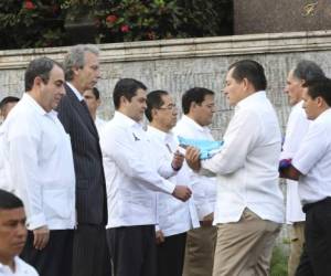 El presidente Juan Orlando Hernández recibe el pabellón de manos del alcalde Asfura.