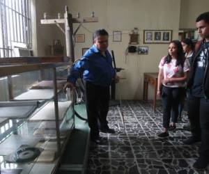 Mario Bardales les da un recorrido a estudiantes que a diario llegan al Museo de las Telecomunicaciones, ubicado en el centro de la capital. Foto: Alex Pérez/EL HERALDO.