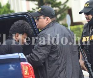 Henry Javier Hernández Rodríguez custodiado por agentes de la Atic tras ser traslado a la capital de Honduras este domingo. Foto: Alex Pérez.