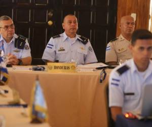 Los jefes de las fuerzas aéreas participan en una conferencia.