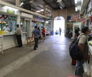 Los pasillos de las plazas comerciales lucen despejados, sin embargo, los comerciantes acuden con la esperanza de vender sus productos. Foto:Alejandro Amador /El Heraldo