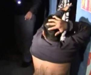 El hombre se sacó la camisa para mostrarles los tatuajes que andaba en su cuerpo a las autoridades.