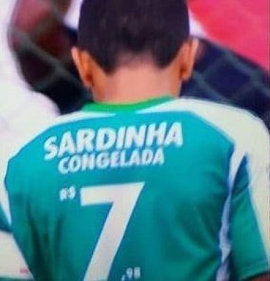 Insólita forma en la que un equipo de fútbol promociona ofertas de supermercado