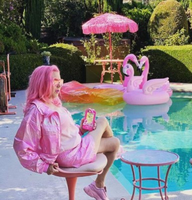 Kitten Kay Sera, la mujer que se casó con el color rosa tras 37 años de relación