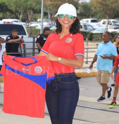 ¡Linduras! Ellas adornan el BBVA Compass en la segunda jornada de la Copa Oro