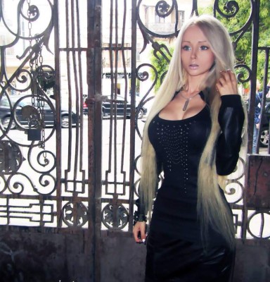 'Barbie humana' asusta a seguidores filmándose de forma extraña