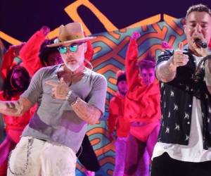 El italiano Vacchi para los Premios Juventud apareció en el escenario junto con Balvin.