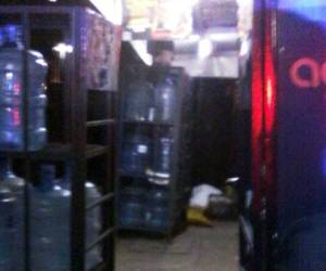 El cuerpo del propietario de la pulpería quedó tendido en uno de los pasillos.