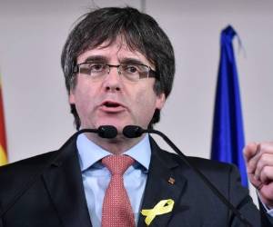 El depuesto presidente catalán Carles Puigdemont y el resto del gobierno en el exilio dan una conferencia de prensa después de que el 95 por ciento de los resultados de las elecciones regionales en Cataluña se conozcan en el Square - Brussels Meeting Centre en Bruselas el 21 de diciembre de 2017. / AFP / JOHN THYS
