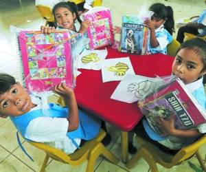 Este grupo de alumnos del Jardín de Niños Regina Cáceres muestran al lente de EL HERALDO sus nuevas sillas, mesas y cuadernos.Foto: Alex Pérez