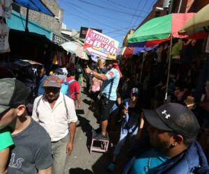 Algunos capitalinos acuden a la zona comercial de Comayagüela para comprar sus estrenos.Foto: Jimmy Argueta /EL HERALDO
