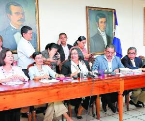 Las autoridades universitarias encabezadas por Julieta Castellanos (centro) anunciaron que se presentarán más requerimientos fiscales contra personas que participaron en la toma del edificio administrativo.