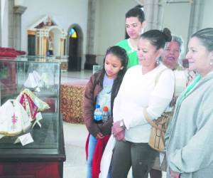 Feligreses han llegado a la Basílica de Suyapa para admirar la colección de vestiditos como parte del concurso 'Con arte y devoción vistamos a La Morenita' (Foto: El Heraldo Honduras/ Noticias de Honduras)