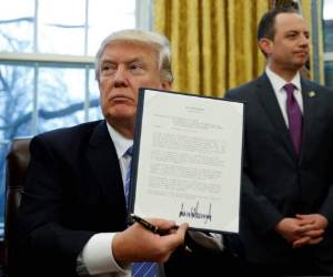 El decreto del presidente Donald Trump para frenar temporalmente la llegada a Estados Unidos de refugiados e inmigrantes procedentes de siete países de mayoría musulmana ha constituido el momento más polémico de su recién estrenado mandato. Foto: AFP