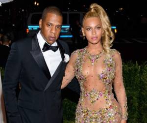 En la imagen un registro de la cantante estadounidense Beyonce Knowles (i), junto a su esposo, el rapero Jay Z (d), en Los Ángeles (California, EE.UU.). EFE/Paul Buck/Archivo