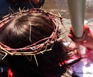 Jóvenes de la iglesia el calvario de Comayaguela realizan dramatización del Vía Crusis el viernes santo. Fotografía / Johny Magallanes