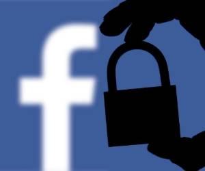 Revisar las sesiones activas y comprobar las apps con acceso a Facebook da un mayor control de sus datos.