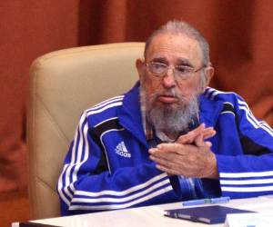 Fidel está retirado del poder en 2006 a causa de una enfermedad que lo obligó a delegar las funciones en su hermano.