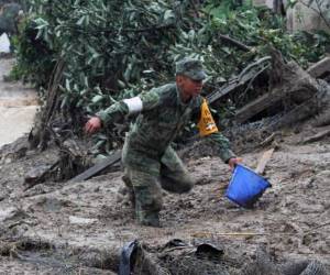 El gobierno reportó 29 fallecidos, al menos 15 de ellos menores de edad, después de que varias casas quedaran sepultadas por deslaves en la sierra norte, mientras que el gobierno de Veracruz informó de 11 muertos en circunstancias similares en su estado.