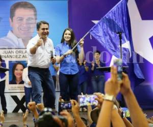 El presidente Juan Orlando Hernández celebró este domingo su triunfo en las elecciones internas que lo llevan directamente a la reelección.