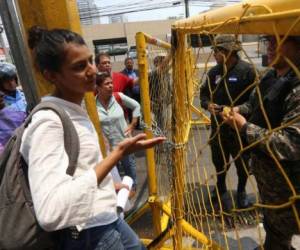 La hija de Berta Cáceres entró a casa presidencial a dialogar con el gobierno.