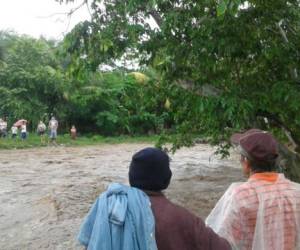 Unas 150 familias han quedado completamente incomunicados, como en una isla, debido a la crecida del Río Naco. (Foto: Copeco/ El Heraldo Honduras, Noticias de Honduras)