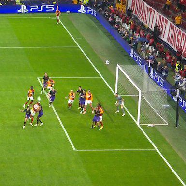 Polémica por gol anulado a Galatasaray, pancartas en el estadio y se disculpa con Lamine