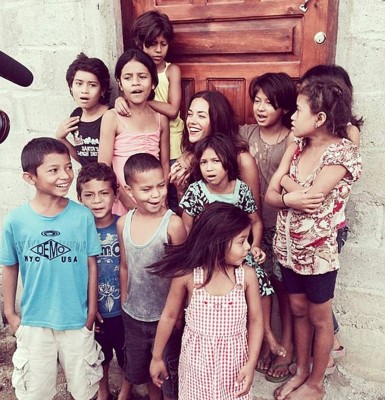 Una artista norteamericana le canta al amor en Honduras