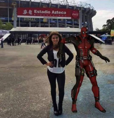 Joven pide que le ayuden con Photoshop a borrar una persona de su foto
