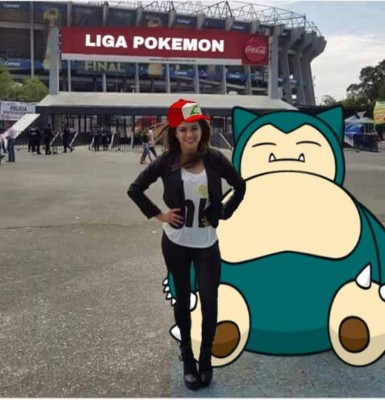 Joven pide que le ayuden con Photoshop a borrar una persona de su foto