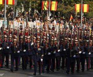 Las fuerzas armadas desfilaron por el céntrico paseo de la Castellana, acompañadas por primera vez en 30 años por la Policía Nacional, justo dos semanas después de su dura intervención para impedir el referéndum de autodeterminación prohibido en Cataluña. AFP.