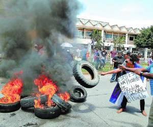 Un reducido grupo de estudiantes también se tomó el bulevar Suyapa.