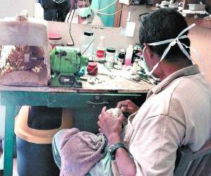 Un supuesto médico odontólogo fue sorprendido por agentes fiscales elaborando prótesis dentales.