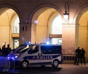 La policía evacuó la zona y realiza recorridos por el área para encontrar a los sospechosos. Foto: Jaime Reina/AFP.