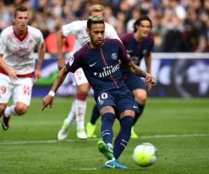 El delantero brasileño de Paris Saint-Germain, Neymar, realiza un penalti durante el partido de fútbol francés L1 Saint-Germain (PSG) frente a Burdeos (FCGB) el 30 de septiembre de 2017 en el Parc des Princes de París. / AFP / FRANCK FIFE