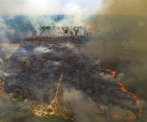 Las llamas consumen terrenos el domingo 23 de agosto de 2020 que fueron deforestados recientemente por ganaderos cerca de Novo Progresso, en el estado de Pará, Brasil. Foto: AP