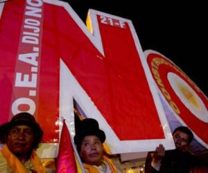 Los bolivianos tienen 'no' como signo de 35 años de democracia en Bolivia y protestan por el intento del presidente Evo Morales de postularse a la reelección, que actualmente está cumpliendo su tercer mandato. Foto: Agencia AP