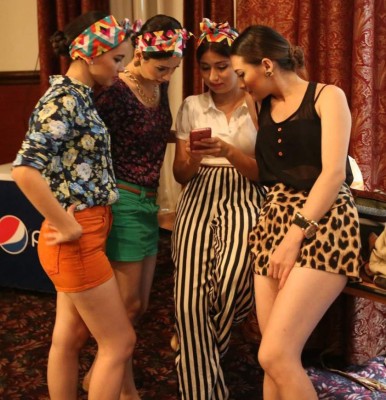 Backstage a todo vapor en Summer Fashion Week Honduras 2014